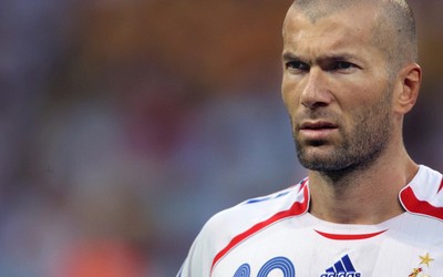 AOA电竞快讯-佩德里庆祝时跳上看台与球迷互动