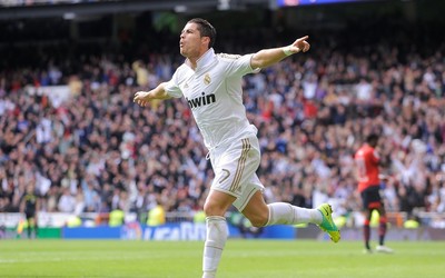 AOA电竞-凯恩担任队长小组讨论倾听意见